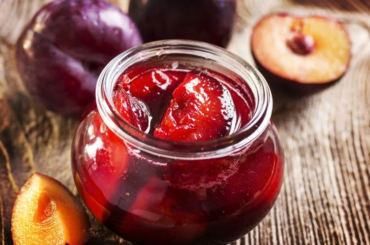 Sklenice s domácí švestkovou marmeládou bez cukru.