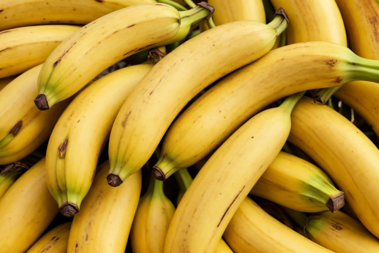 Hromada zralých žlutých banánů vhodných pro dietu při průjmu.
