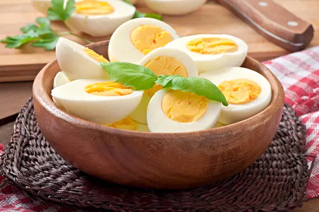 Mísa s nakrájenými uvařenými vejci na vajíčkové dietě.