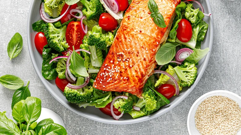 Salmon svařka se zeleninou jako zdravá obědová možnost.