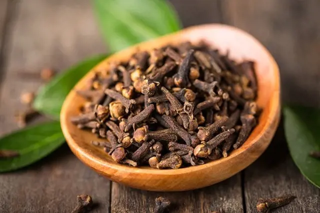 Cloves in wooden bowl