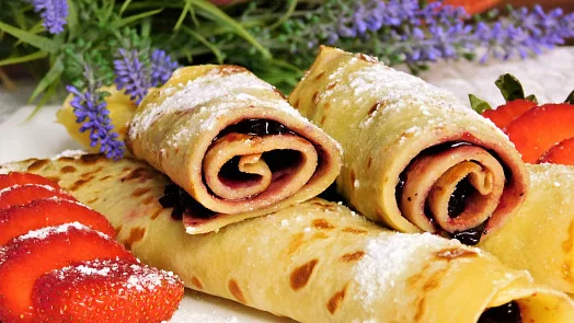 Rolované lívance s ovocnou náplní a jahodami.