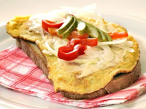 Tradiční česká smaženka na toastu s cibulí a paprikou.