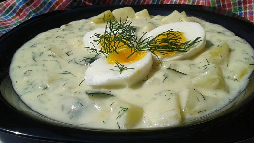 Kremová bramborová salát s vejcem a koprem v misce.