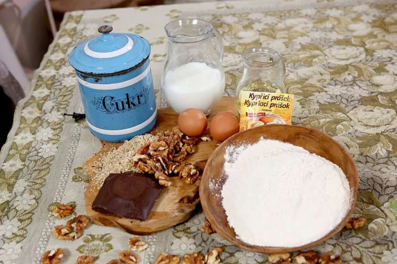 Suroviny na bleskový ořechový koláč: mouka, cukr, vejce, čokoláda.