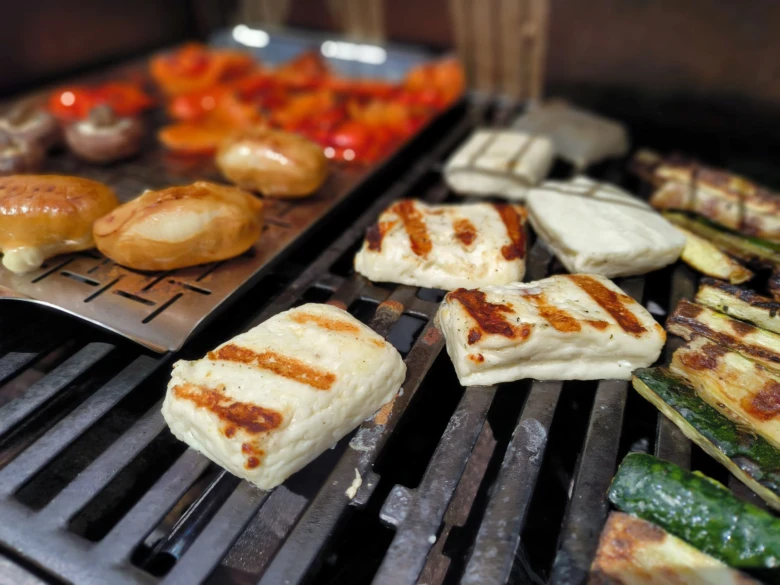 Grilovaný sýr Halloumi se zeleninou na mřížce.