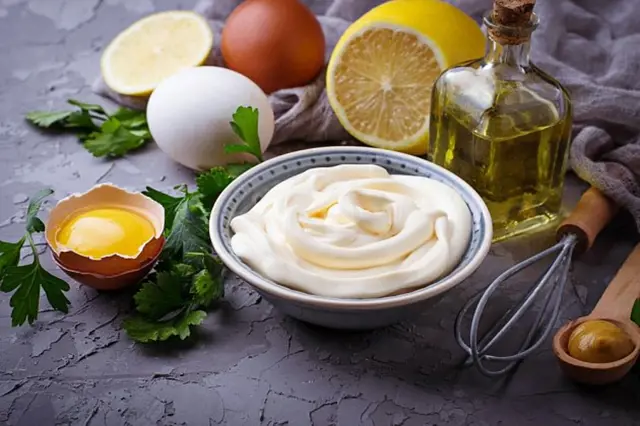Ingredience pro domácí majonézu: vejce, citrony, olivový olej.
