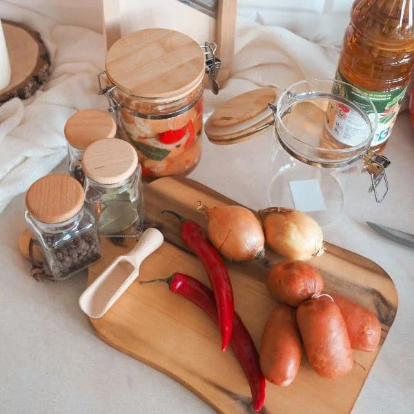 Ingredience pro tradiční recept na utopence s nálevem.