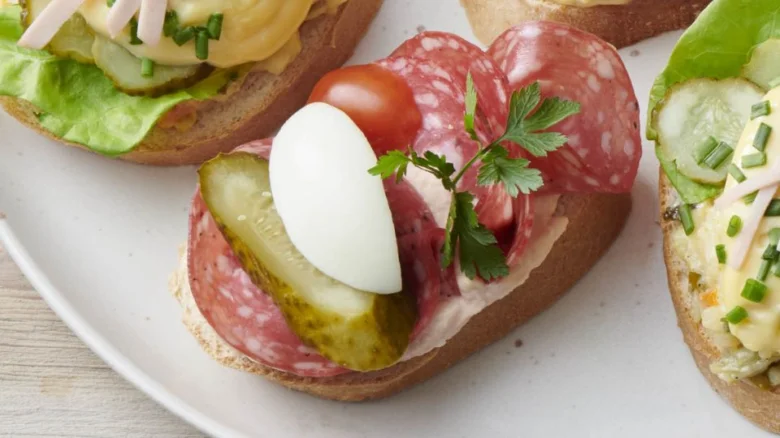 Kráječ s uzeným masem, vejcem a okurkou na toastu.