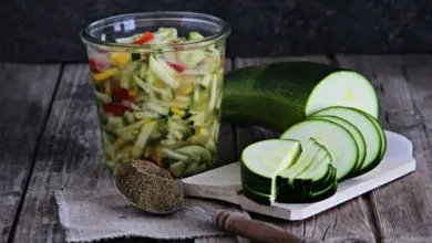 Sklenice nakládané cukety s paprikou bez cibule.