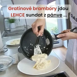 Skládání gratinovaných brambor na talíř z pánve.