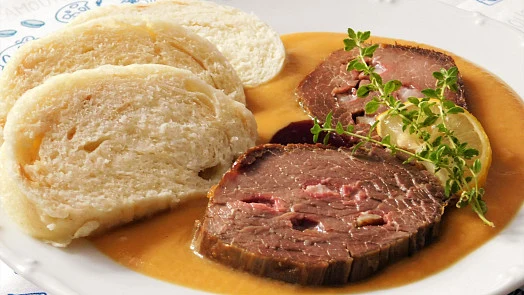 Svíčková with bread and sauce
