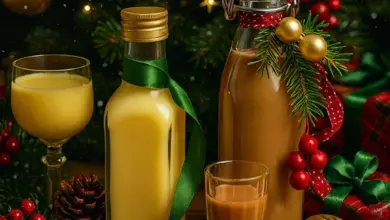 Vánoční scéna s lahvemi vaječného likéru a dekoracemi.
