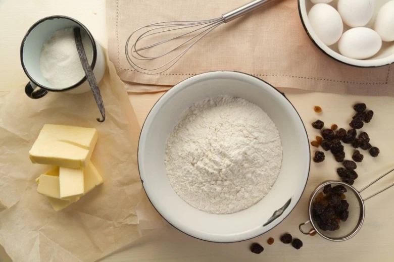 Suroviny na italské panettone: mouka, máslo, cukr, vejce a rozinky.