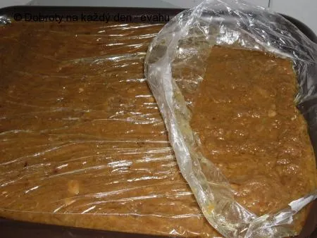 Smažená cibule v plastovém obalu pro skladování.