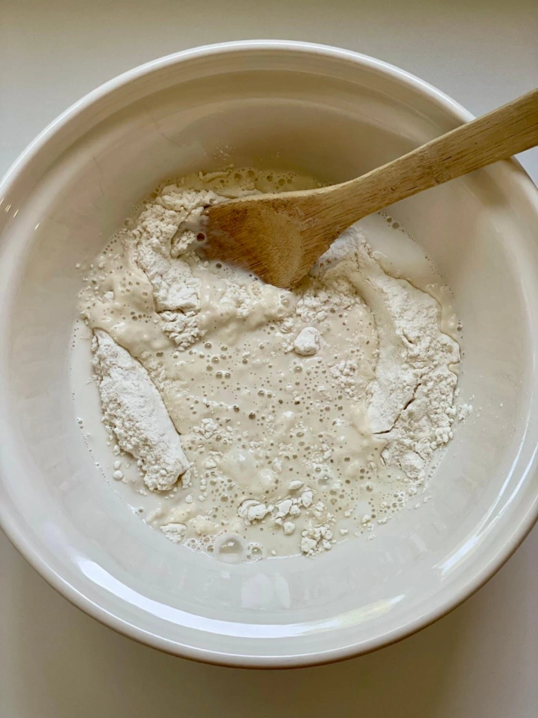 Flour and liquid mixing bowl