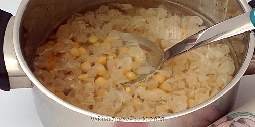 Cizrna se vaří v hrnci s vývarem.