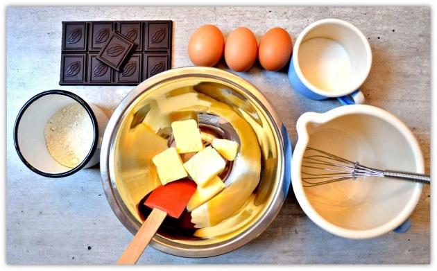 Suroviny pro čokoládový fondant: čokoláda, vejce, máslo, mouka.