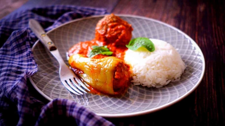 Plněná paprika s rýží a masovým kuličkou v rajčatové omáčce.