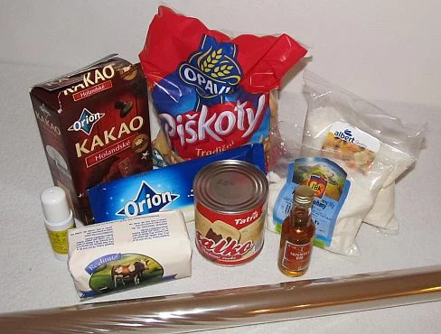 Suroviny pro nepečenou kokosovou roládu: kakao, sušenky, máslo.