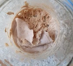 Fermentovaný kvas v skleněné nádobce s bublinkami.