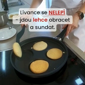 Osoba obrací lívance na speciální pánvi pro snadné vaření.