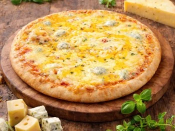 Připravená mražená pizza sýrově posypaná na dřevěném podnosu.