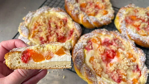 Kousek koláče bez vajec s pudinkem a ovocným náplní.