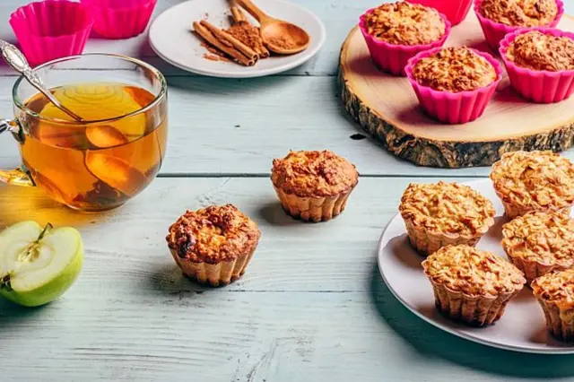 Jablečné muffiny z ovesných vloček s čajem a skořicí