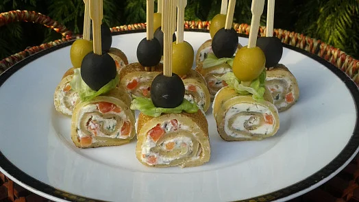 Příprava nepečených slaných rolí s rajčaty a olivami.