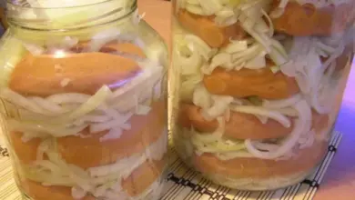 Sklenice s klobásou a cibulí na zavařování.