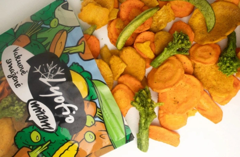 Balíček mražených zeleninových chipsů s mrkví a brokolicí.