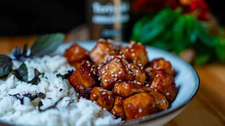 Kostky tofu v omáčce podávané s rýží.