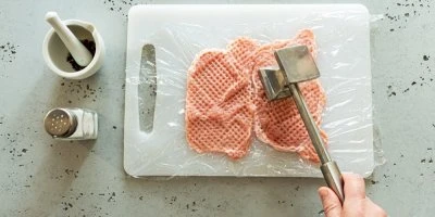 Rozdírání masa na řízky k obalení moukou a strouhankou.