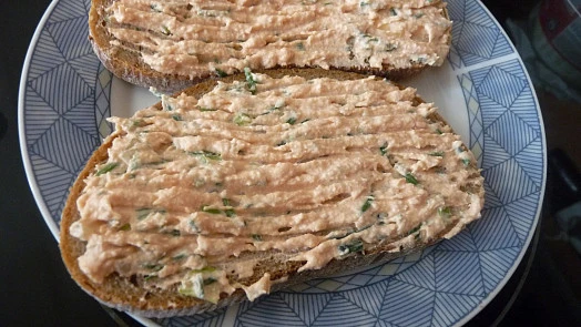 Dva plátky chleba s krémovou náhradou mascarpone.