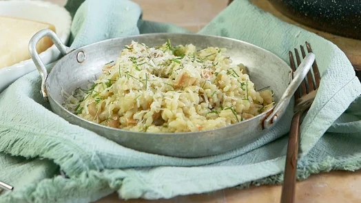 Vegetariánské rýžové rizoto podané v kovovém hrnci.