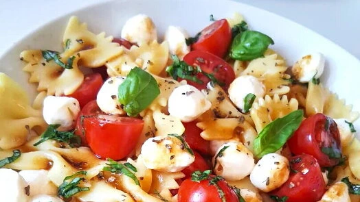 Pasta salát s rajčaty, mozzarellou a bazalkou.