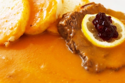Svíčková s citronem a brusinkami na talíři