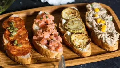 Pomazánky na starých rohlících s různými ingrediencemi