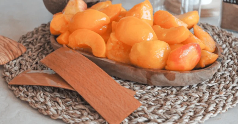Preserved peaches in syrup