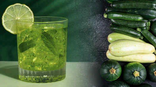 Sklenice zelené limonády s okurkou a citronem vedle čerstvých surovin.