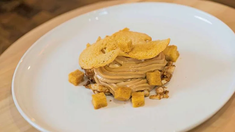 Crouton dessert with chips