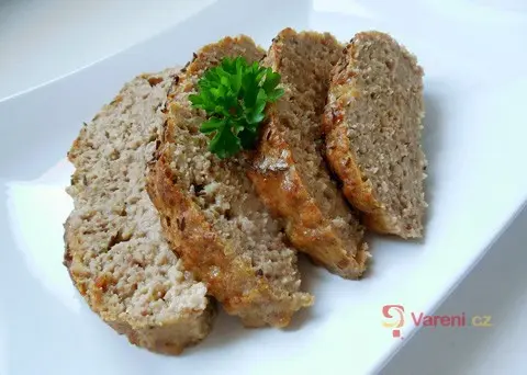 Smažené karbanátky nakrájené na plátky s petrželkou.