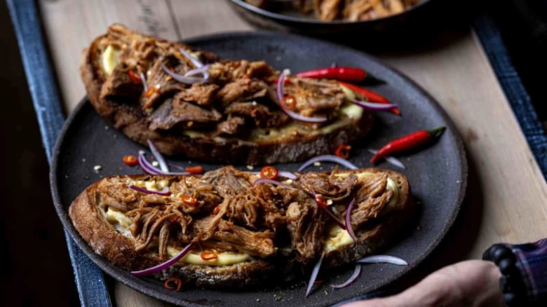 Trhané hovězí maso na toastu s cibulkou a chilli