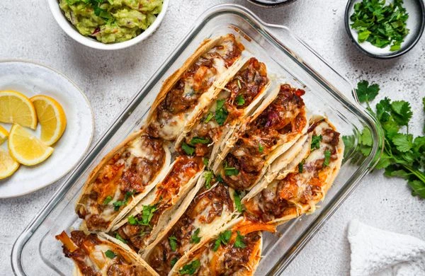 Pečené mexické taco s masem, sýrem a čerstvou petrželkou.