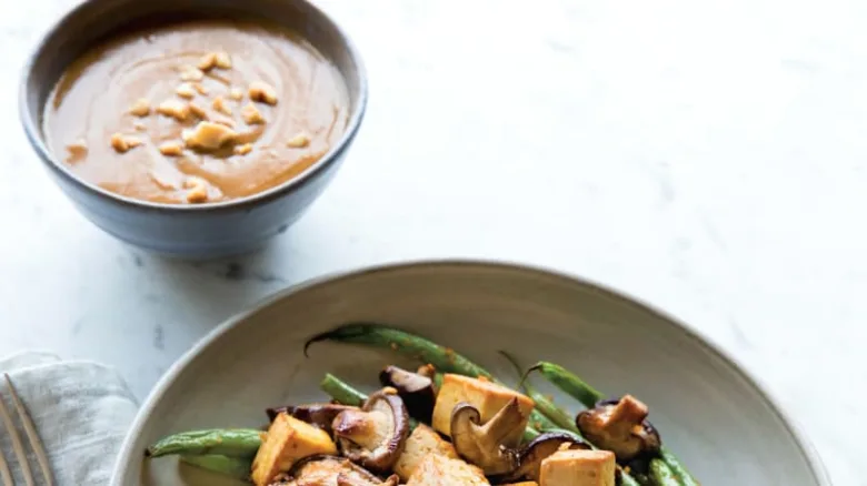 Připravené houby shiitake s tofu a zelenou fazolí.