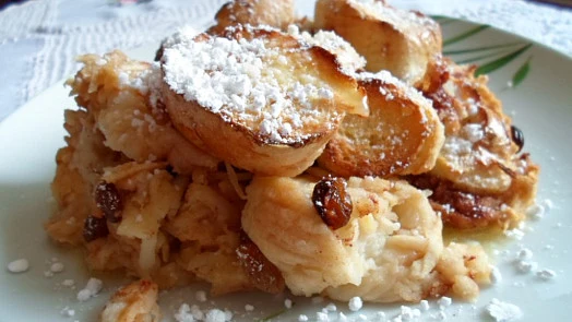 Bread pudding with apples and raisins