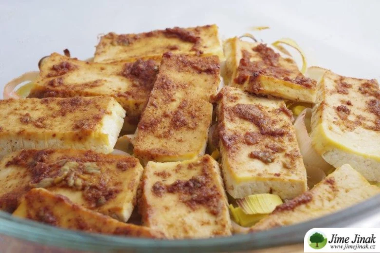 Přípravené kousky tofu s kořením v skleněné misce.