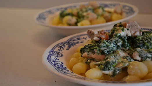 Gnocchi se smetanou, špenátem a slaninou v misce.