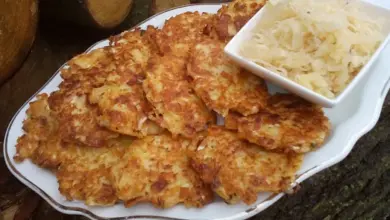 Zlaté chodské zelné placky s bledou kapustou na talíři.
